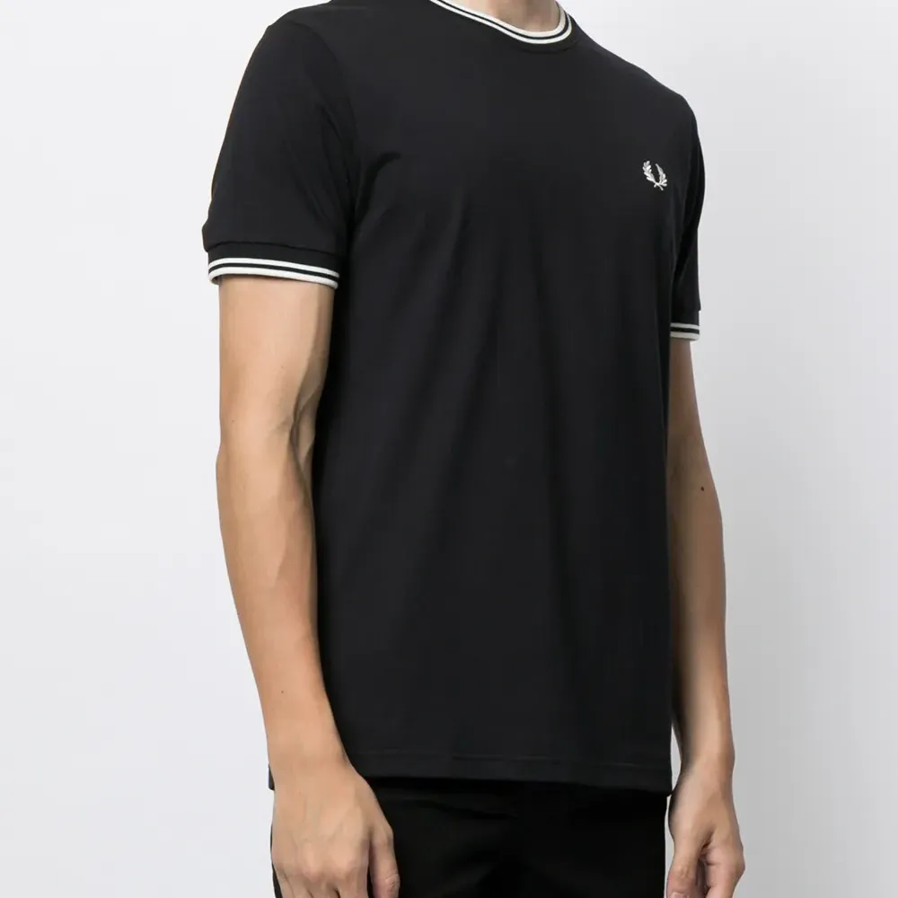 Футболка с вышитым логотипом