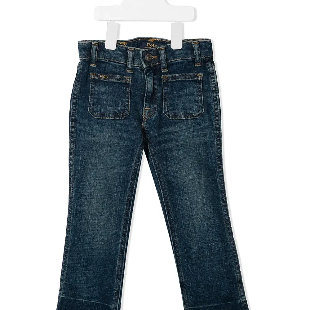 Расклешенные джинсы кроя слим