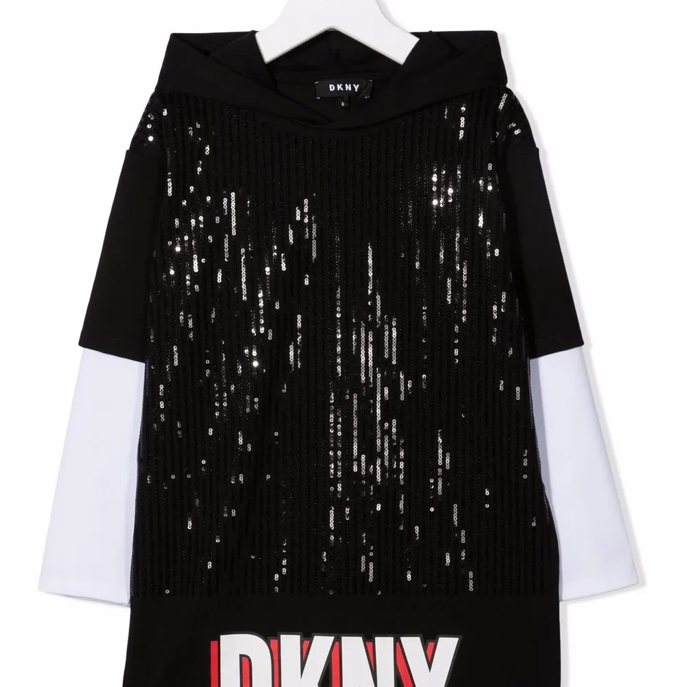 платье-джемпер с капюшоном и логотипом