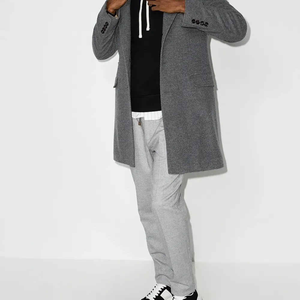 Толстовка с капюшоном и вышитым логотипом