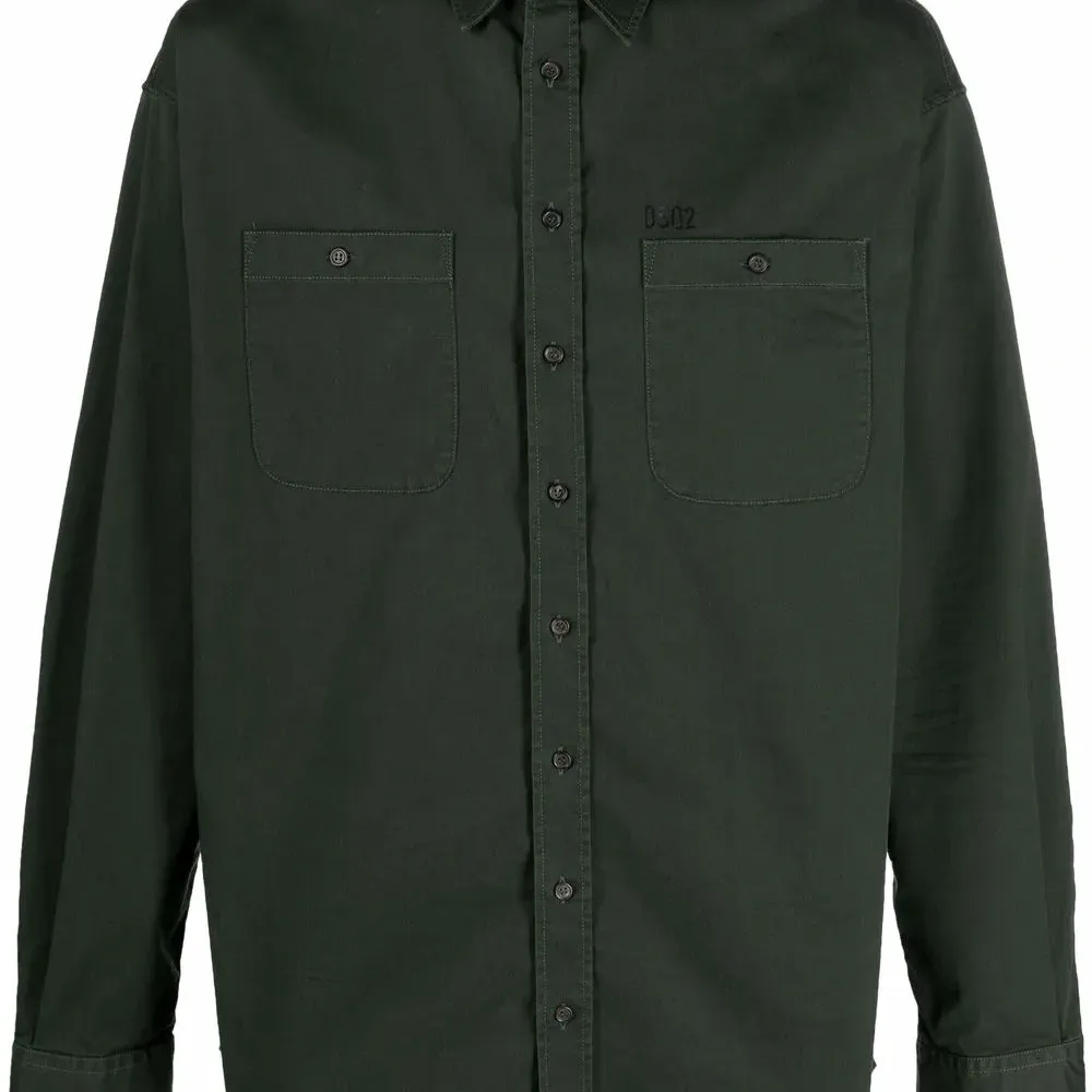 рубашка с карманом и логотипом