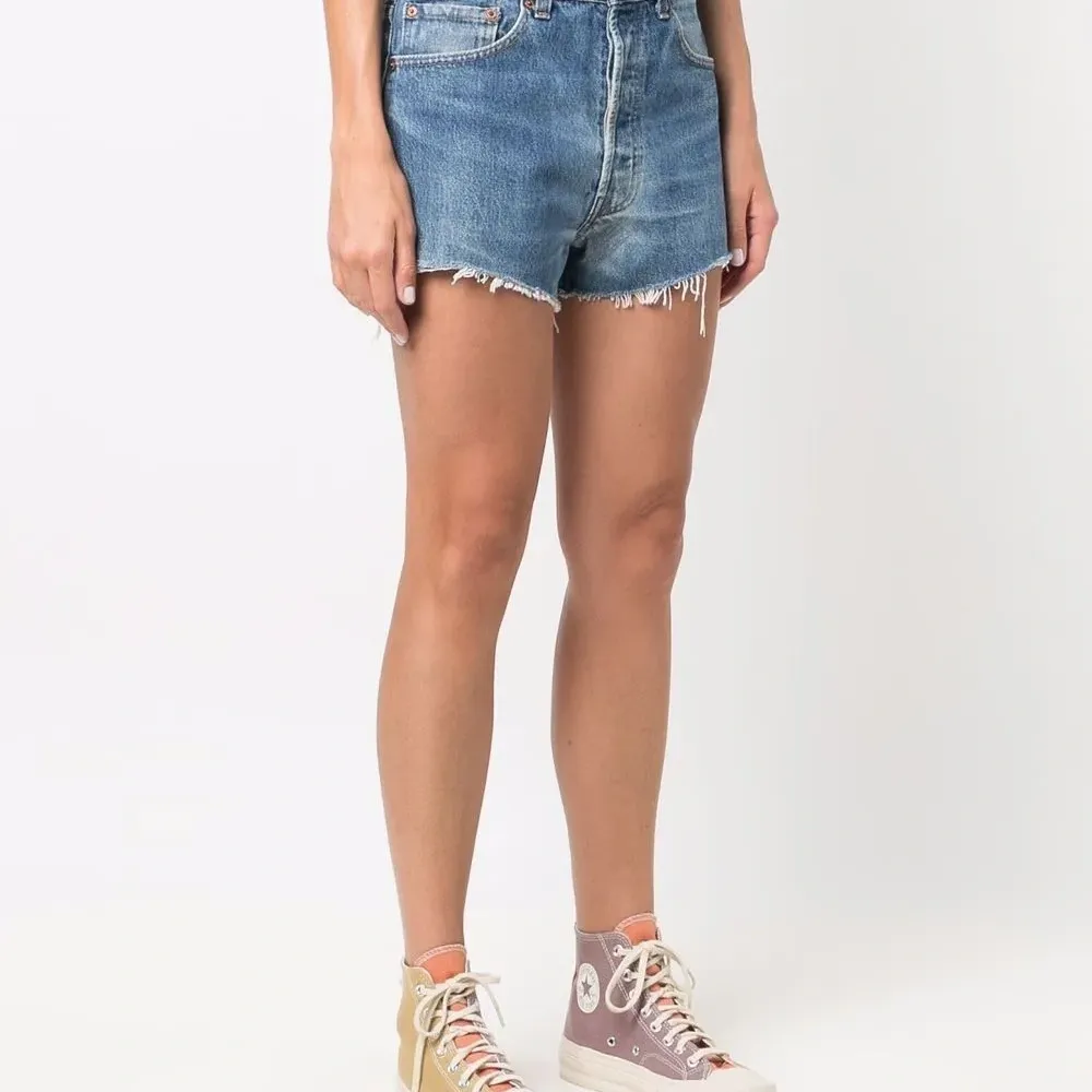 Джинсовые шорты с необработанными краями Джинсовые шорты с необработанными краями