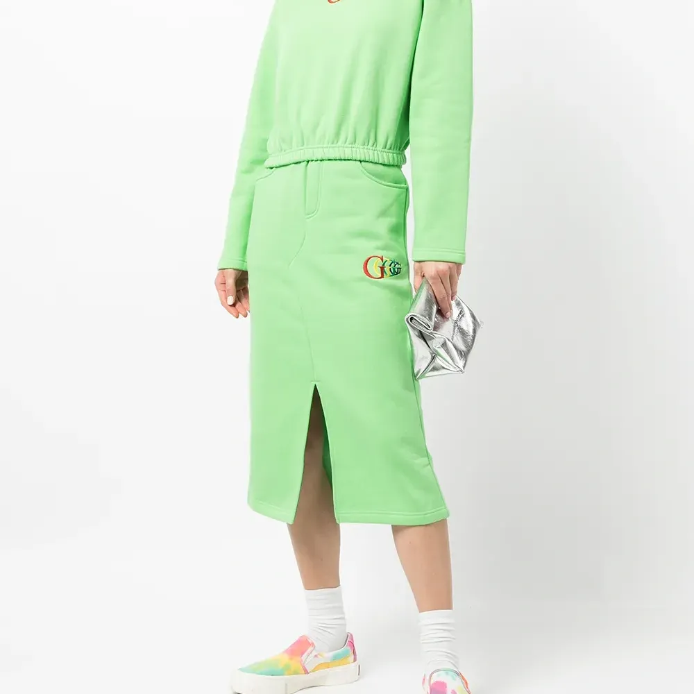 Укороченное худи с вышитым логотипом