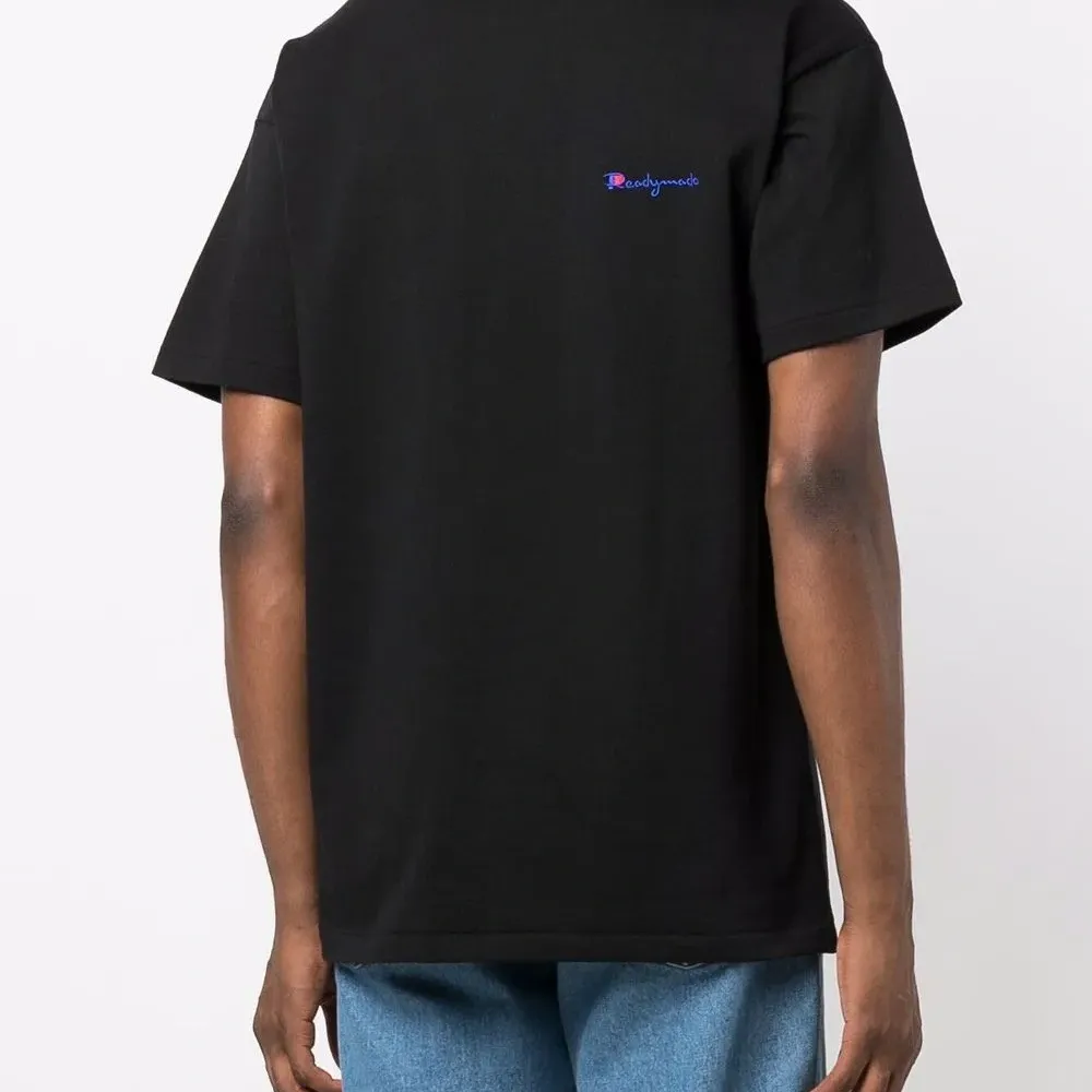 футболка с вышитым логотипом