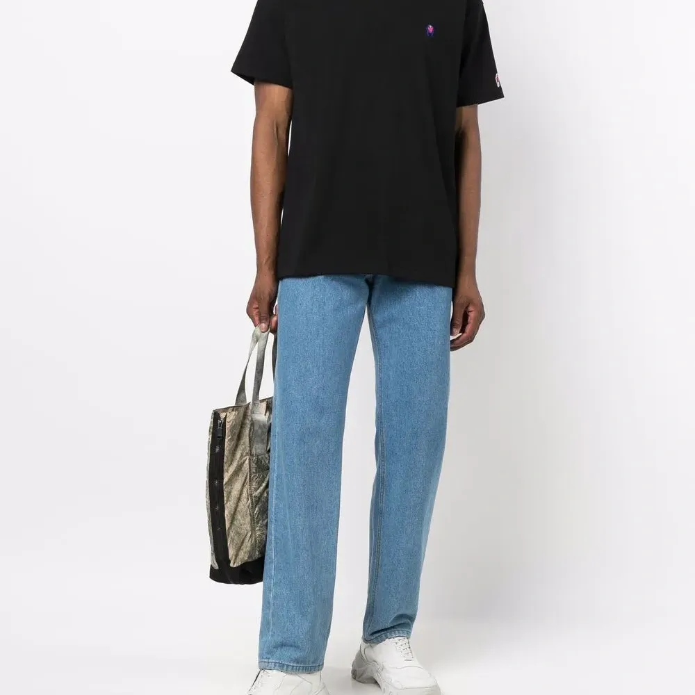 футболка с вышитым логотипом