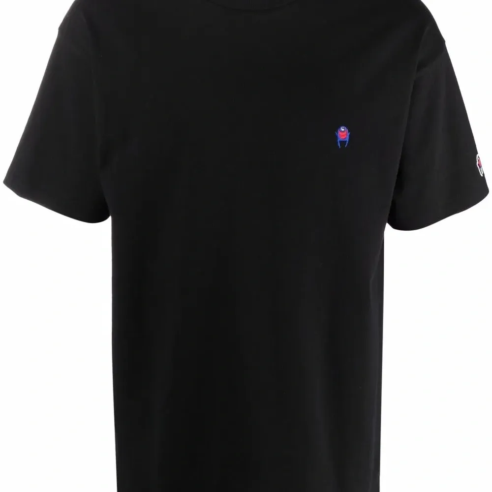 футболка с вышитым логотипом