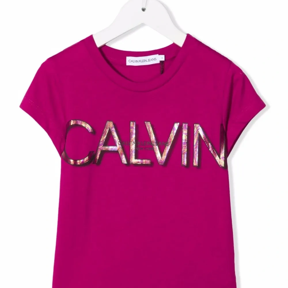 футболка с логотипом