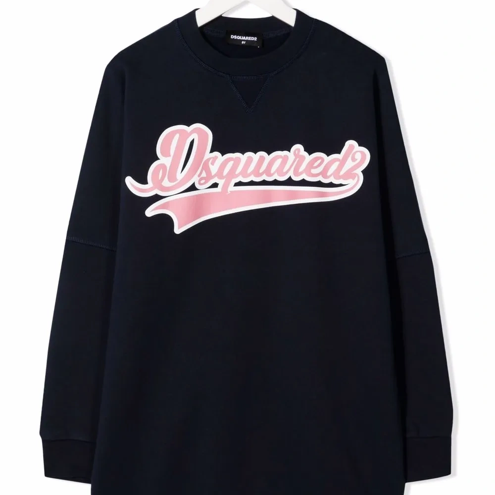 платье с логотипом