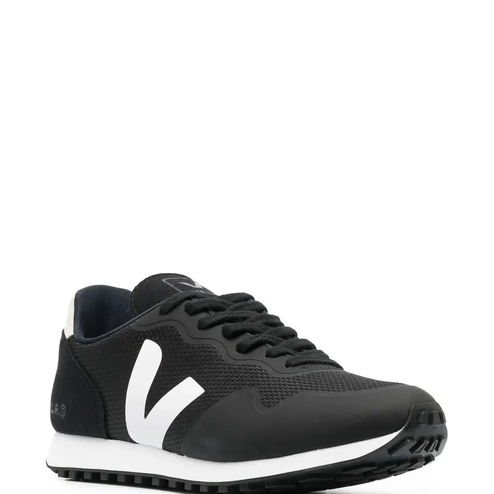 Кроссовки со вставками