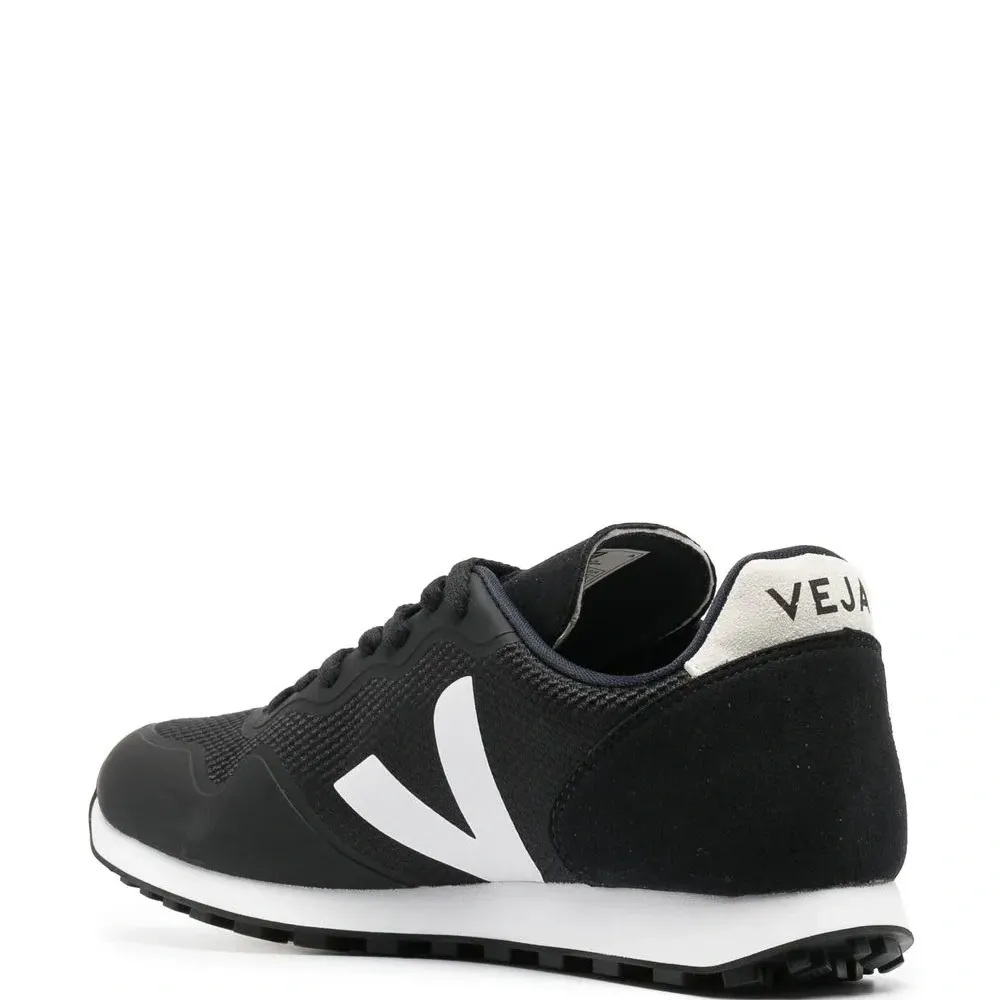 Кроссовки со вставками