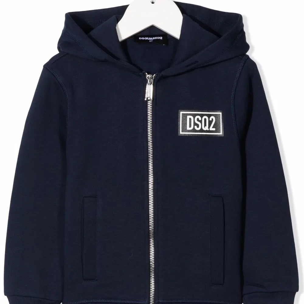 куртка с капюшоном и нашивкой-логотипом