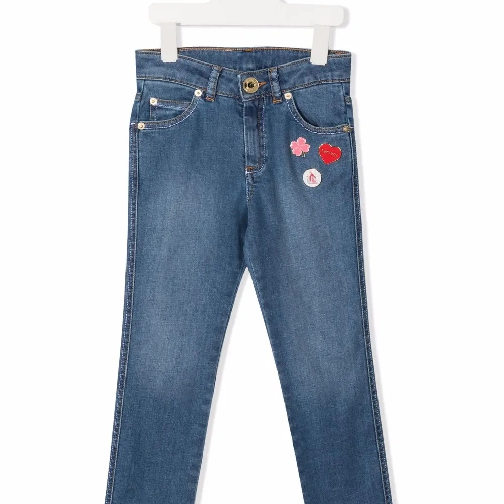 Джинсы с нашивками