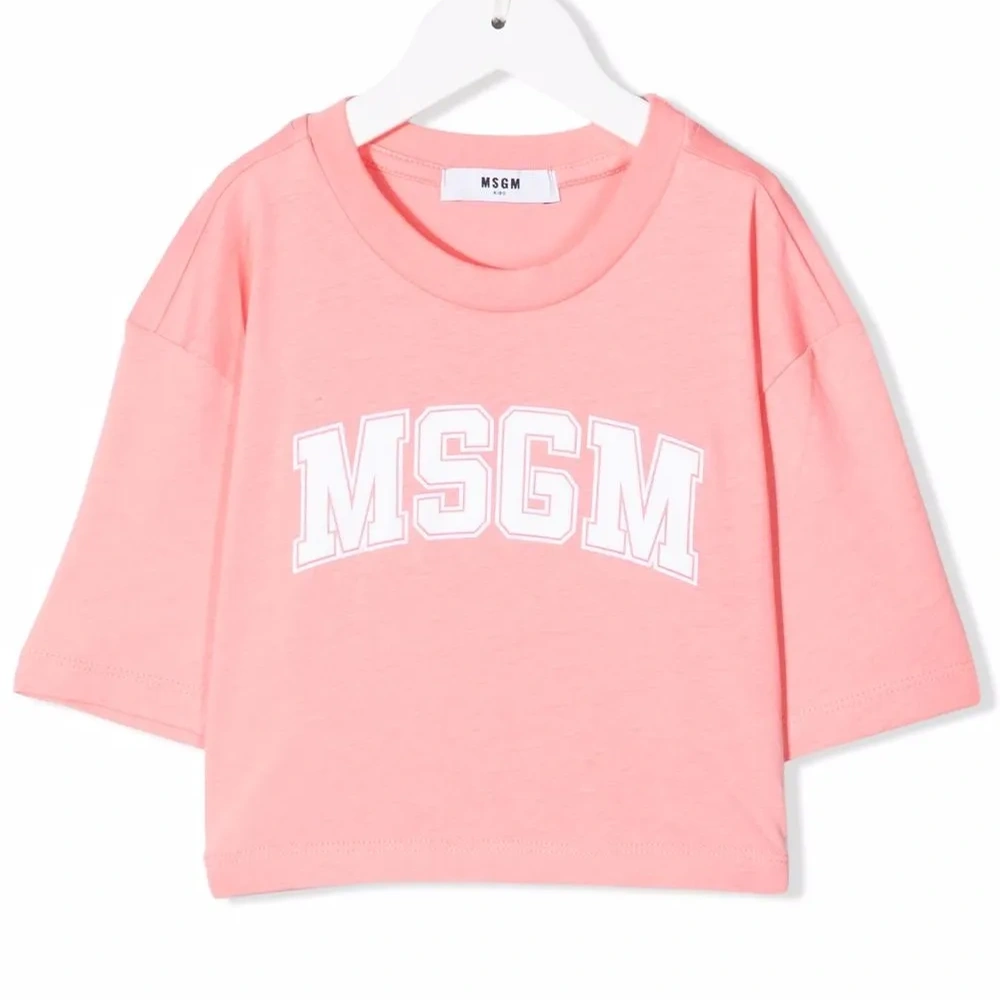 футболка с логотипом