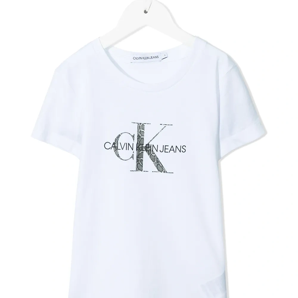 футболка с логотипом