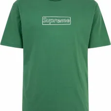 Футболка с логотипом из коллаборации с KAWS Футболка с логотипом из коллаборации с KAWS