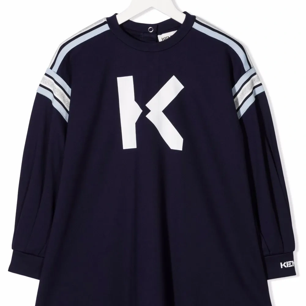 платье с круглым вырезом и логотипом