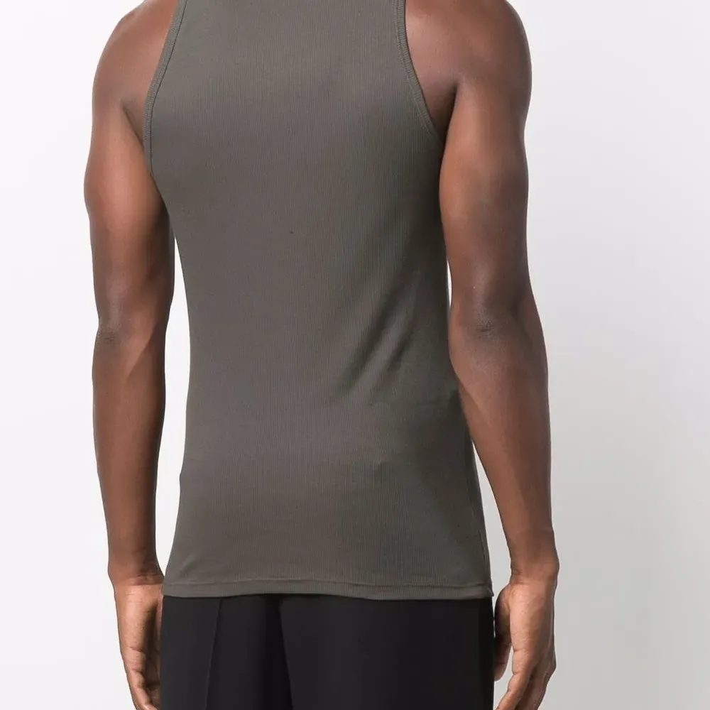 топ без рукавов