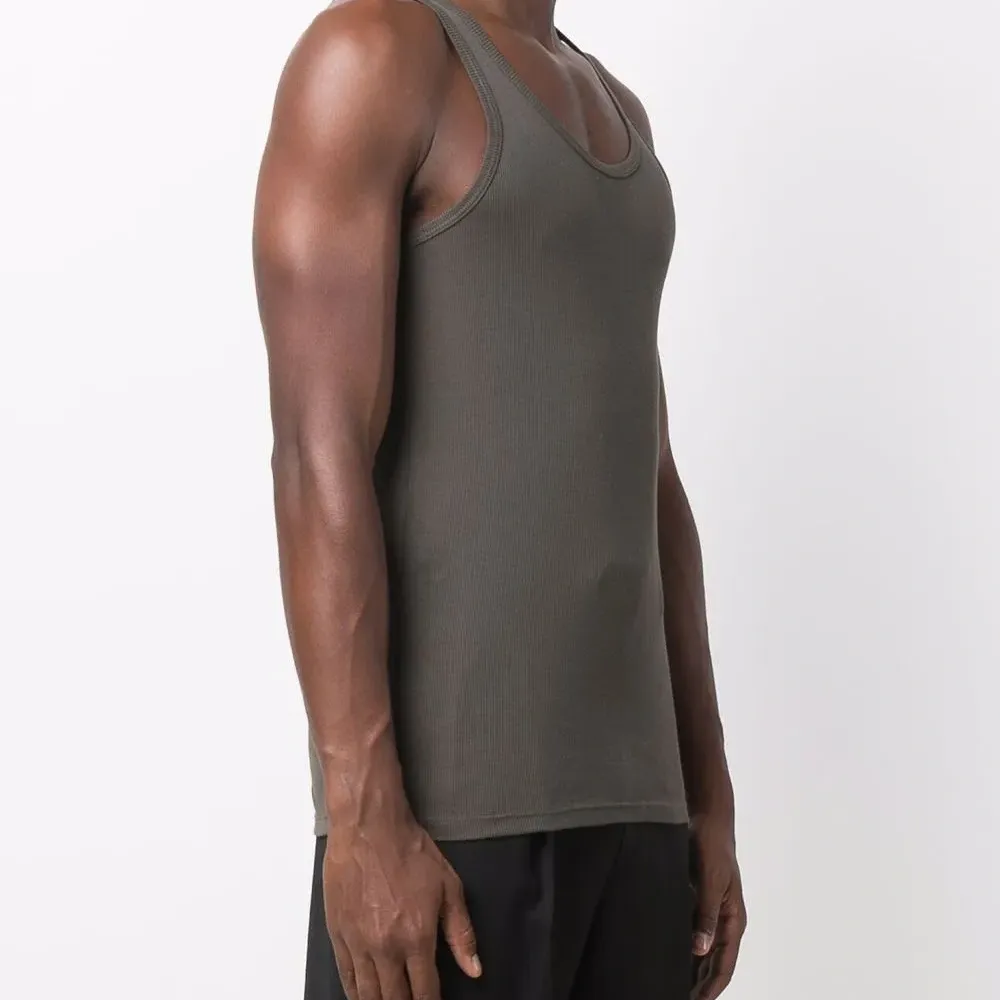 топ без рукавов