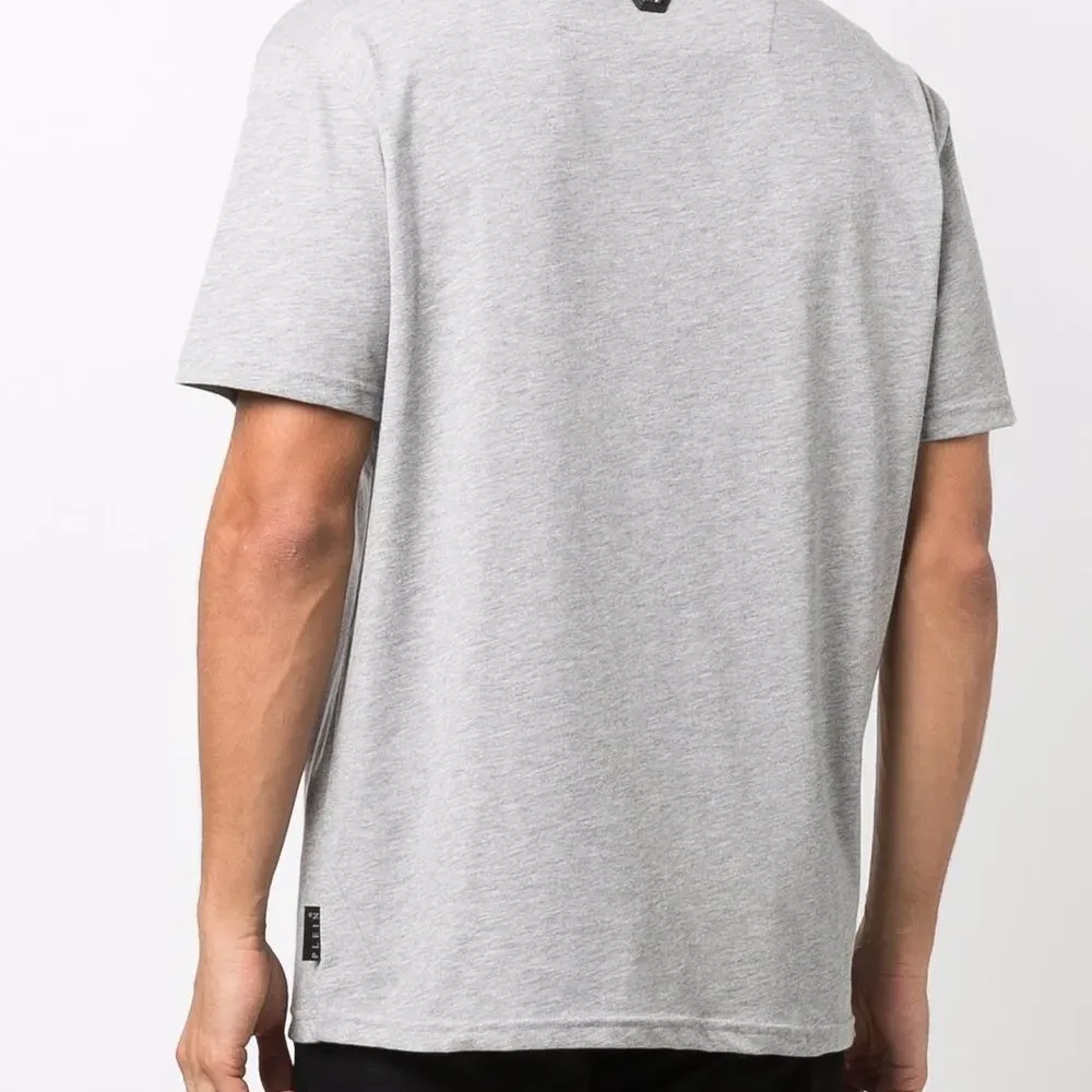 Футболка с V-образным вырезом и логотипом