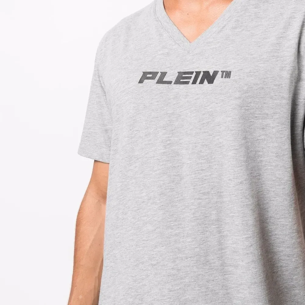 Футболка с V-образным вырезом и логотипом