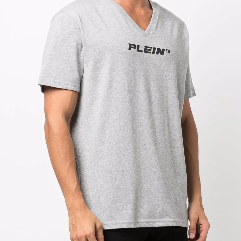 Футболка с V-образным вырезом и логотипом