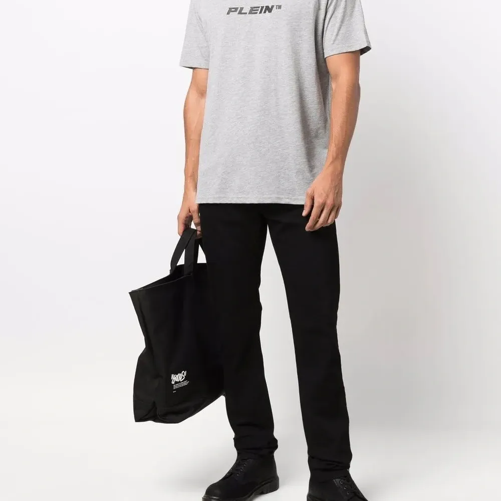 Футболка с V-образным вырезом и логотипом