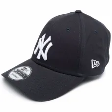 Кепка с вышитым логотипом