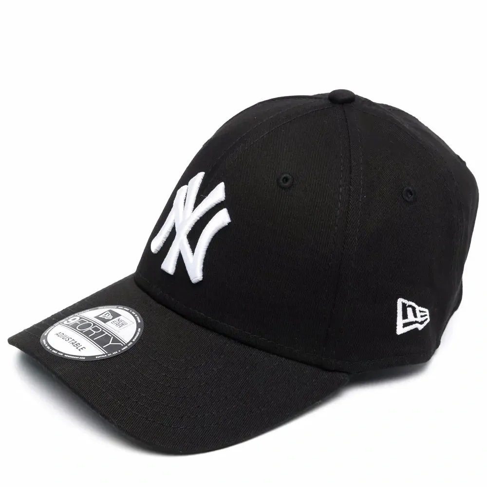 Кепка с вышитым логотипом