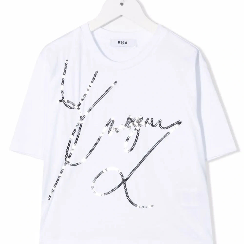 футболка с пайетками и логотипом