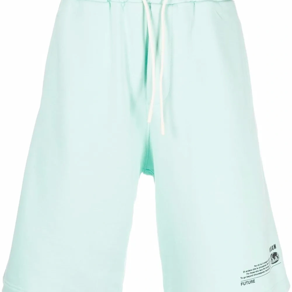 спортивные шорты