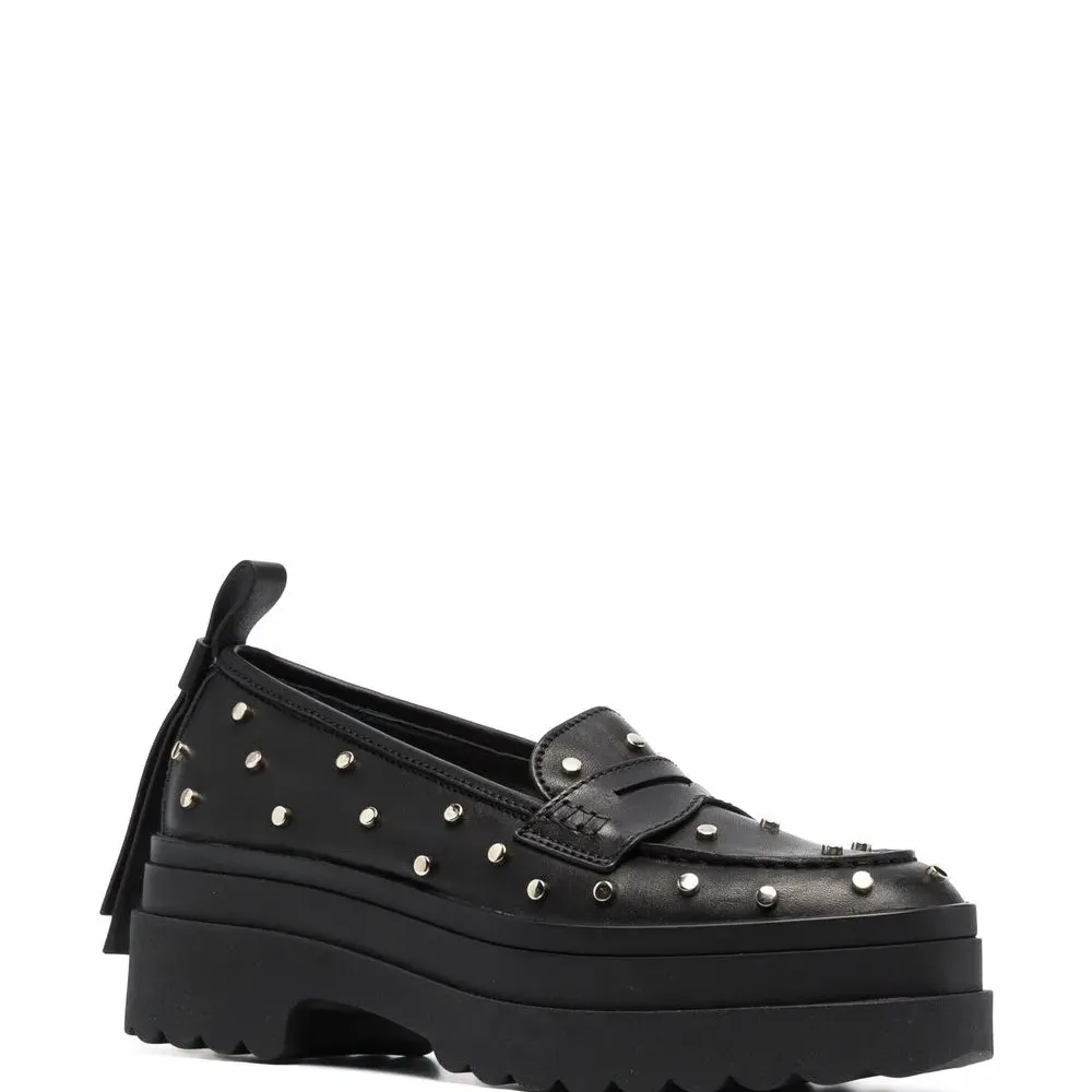 Лоферы с заклепками