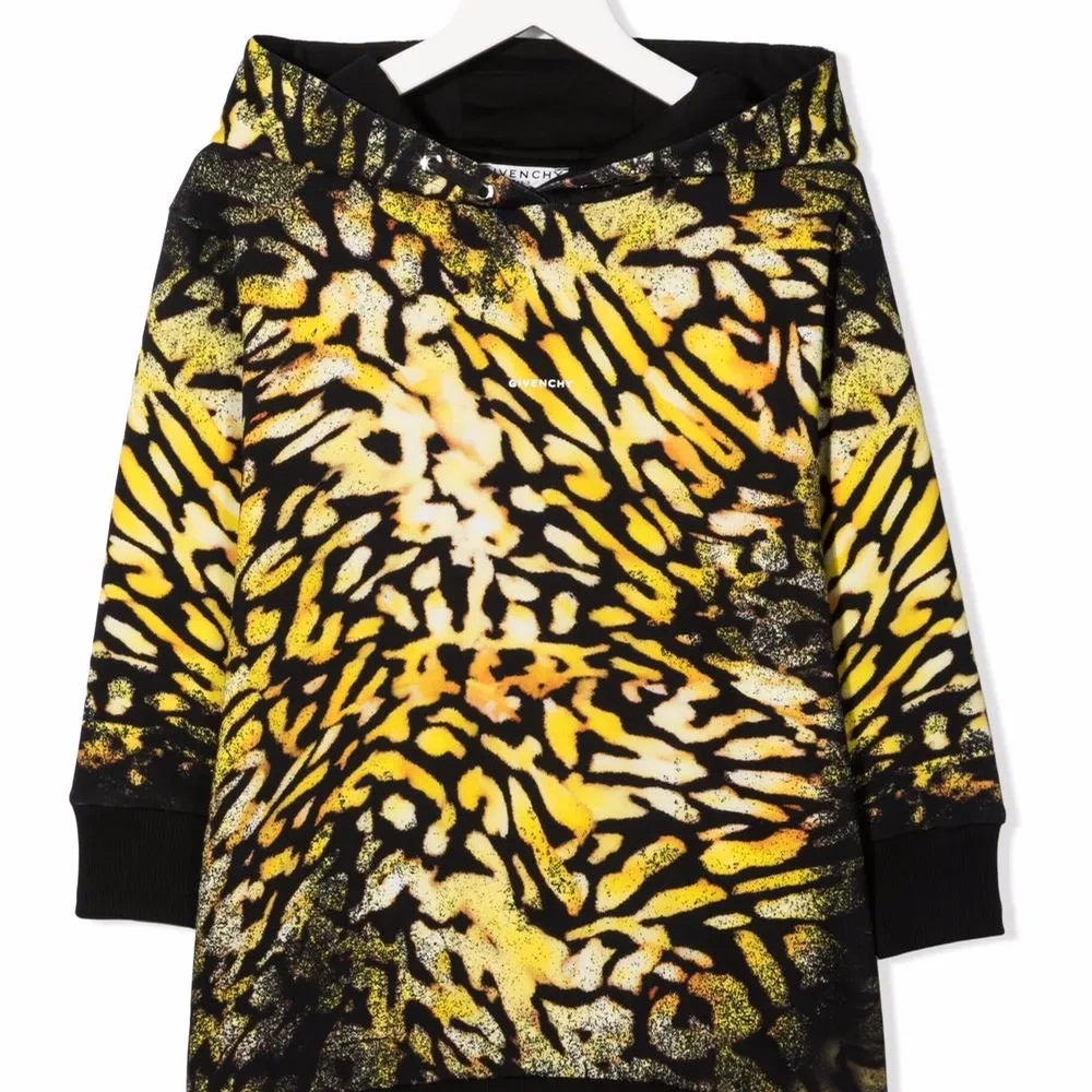 Платье с капюшоном и абстрактным принтом