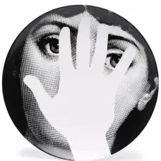 Декоративная тарелка с графичным принтом