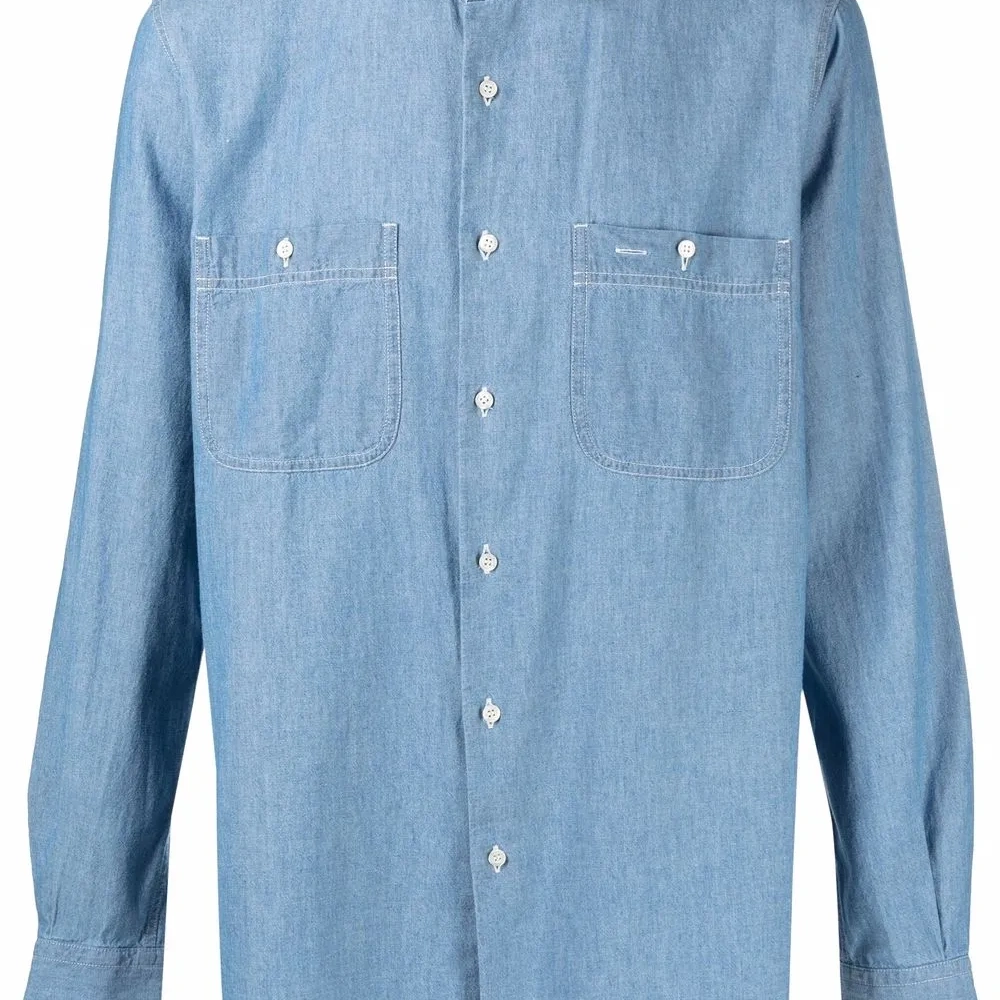 Джинсовая рубашка на пуговицах