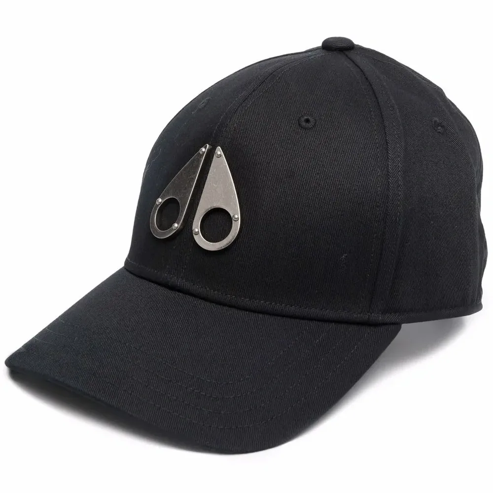 Кепка с металлическим декором