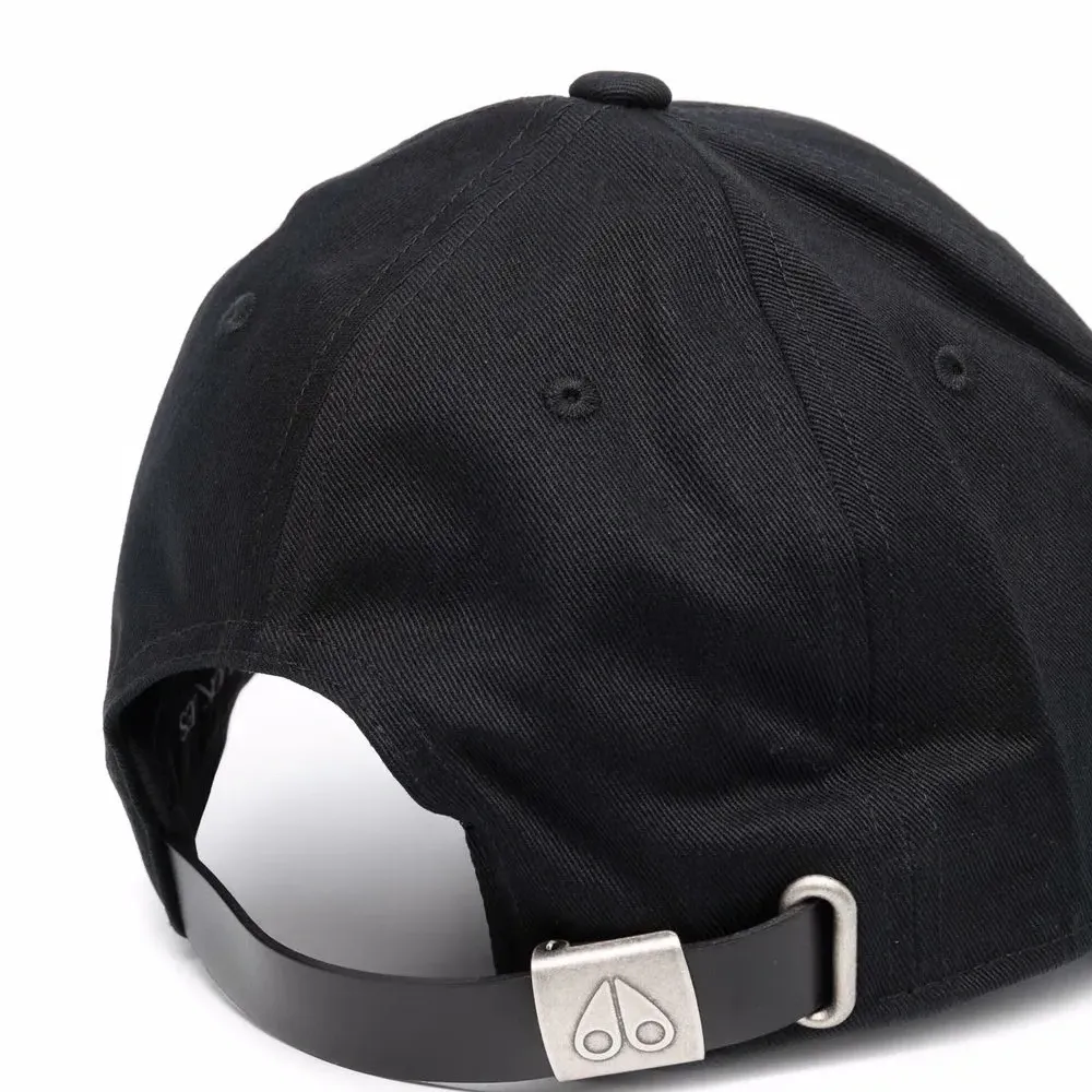 Кепка с металлическим декором