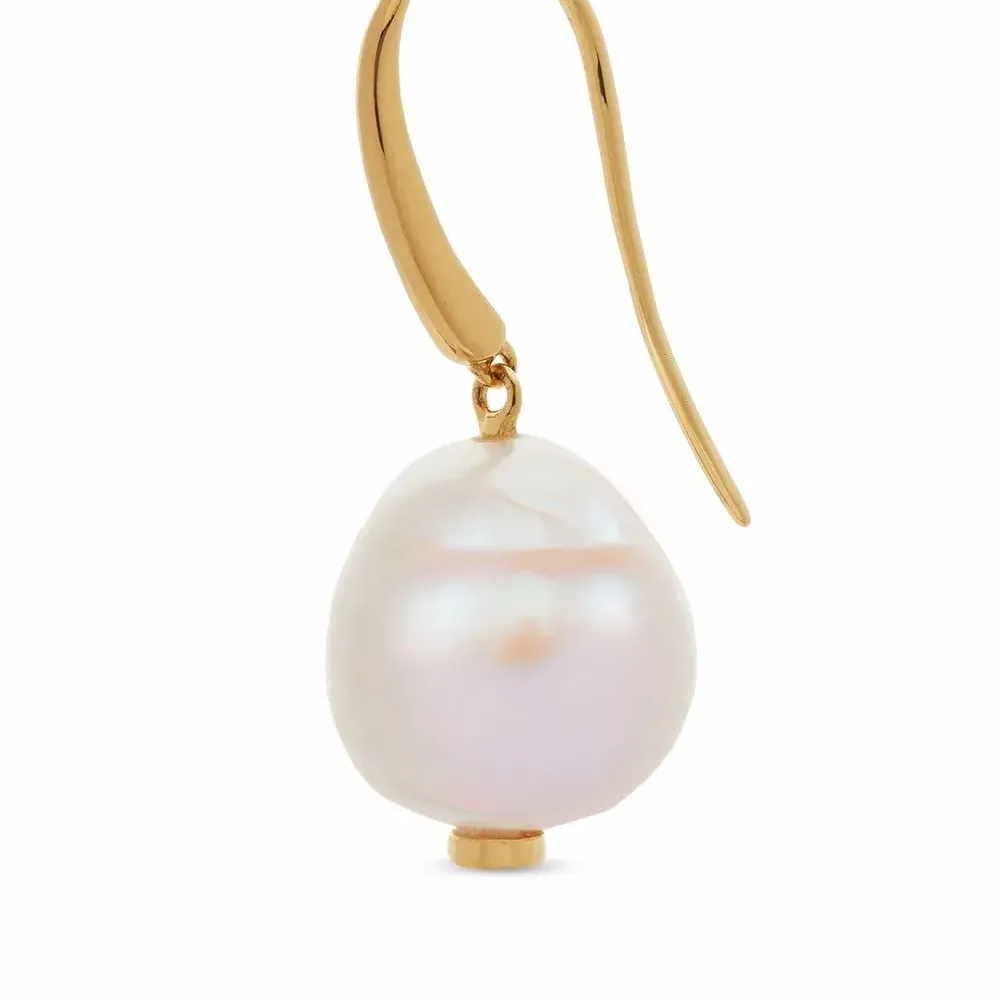 Позолоченные серьги-подвески Nura с жемчугом Позолоченные серьги-подвески Nura с жемчугом