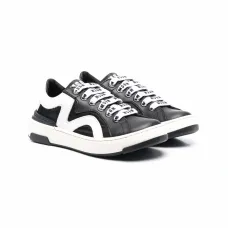 Кроссовки на шнуровке