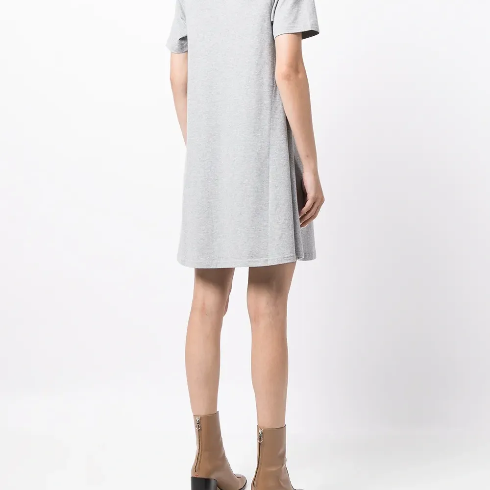 платье-футболка с вышитым логотипом