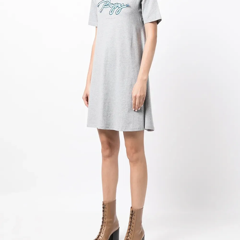 платье-футболка с вышитым логотипом