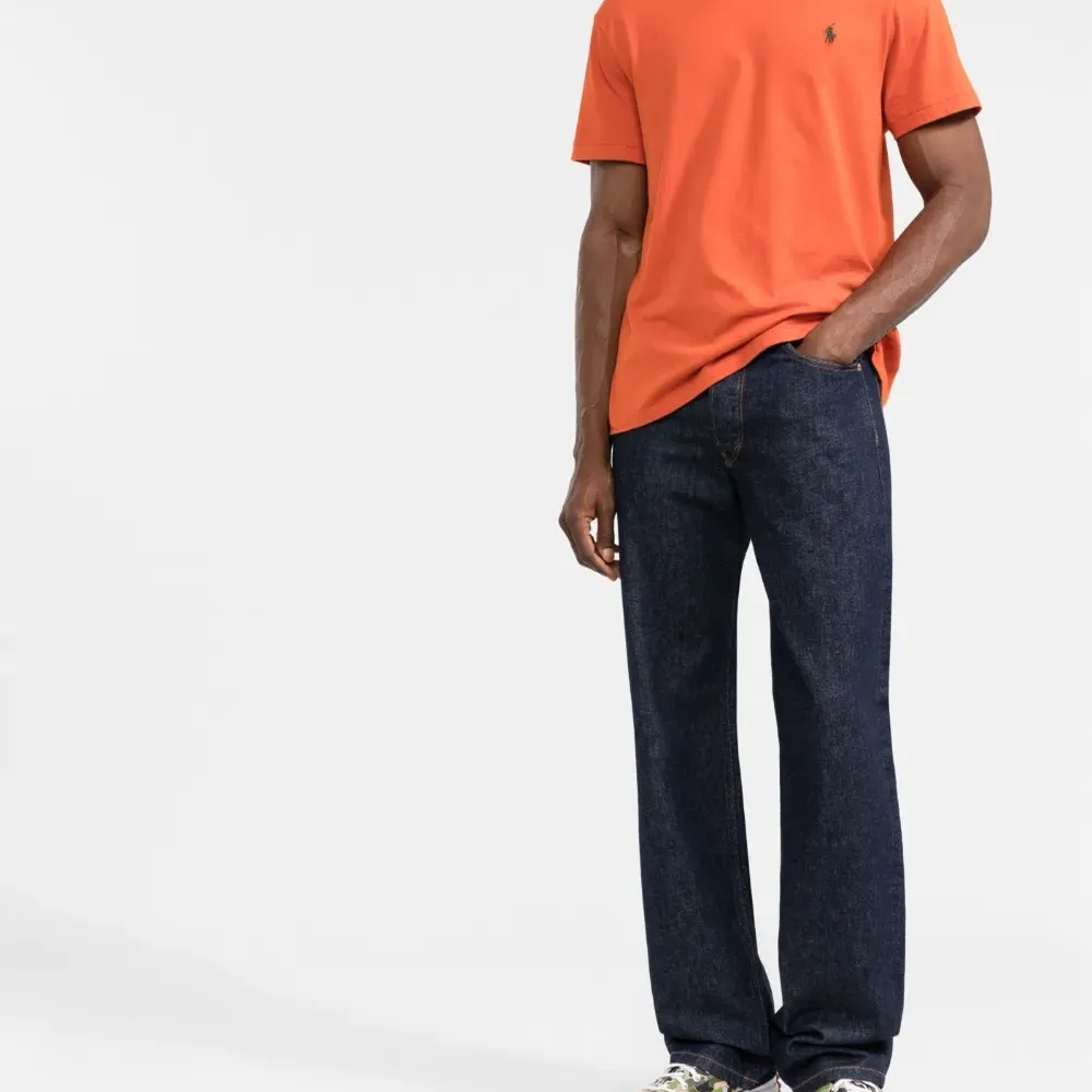 Футболка с вышитым логотипом