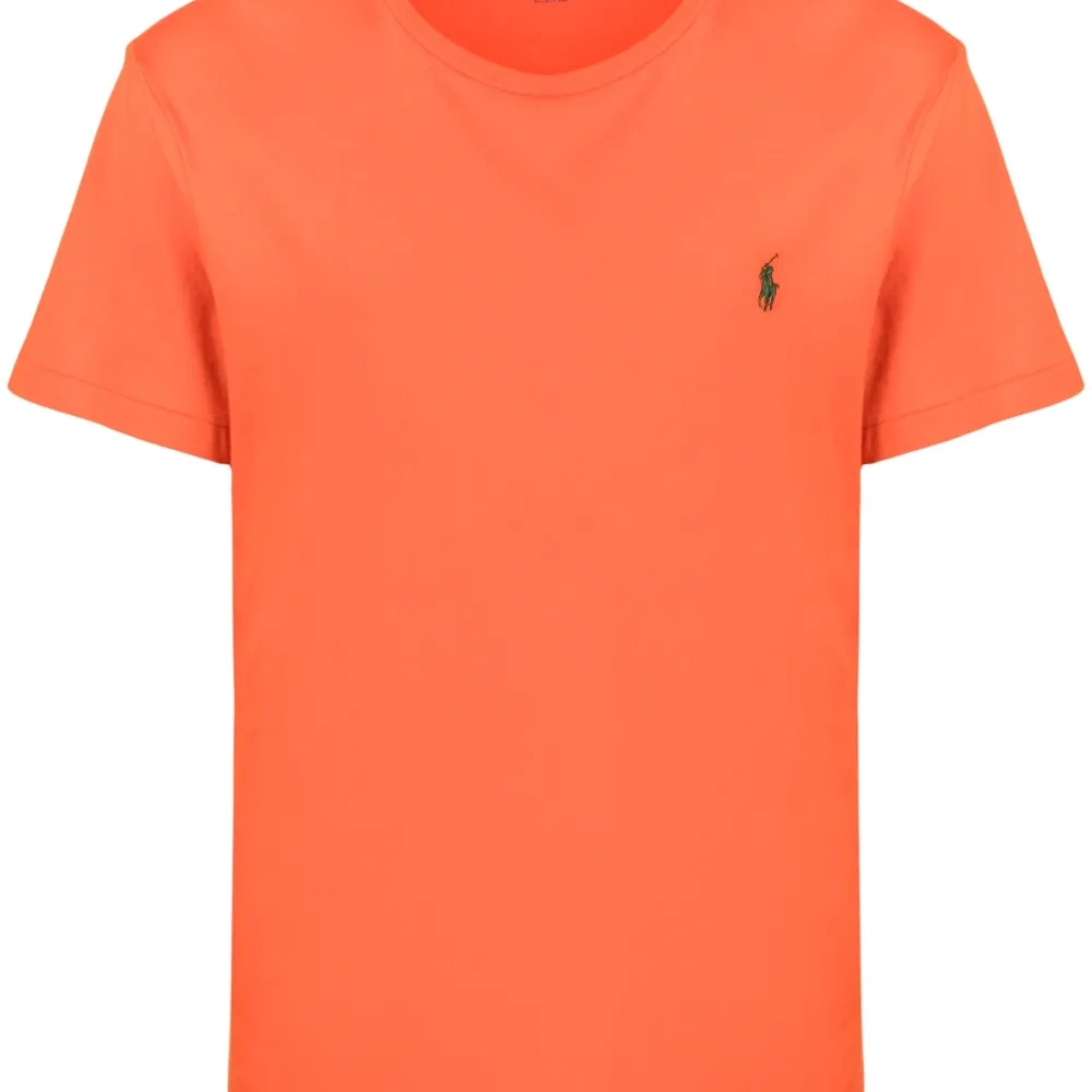 Футболка с вышитым логотипом