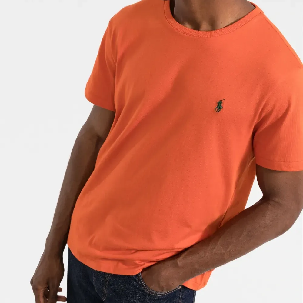 Футболка с вышитым логотипом