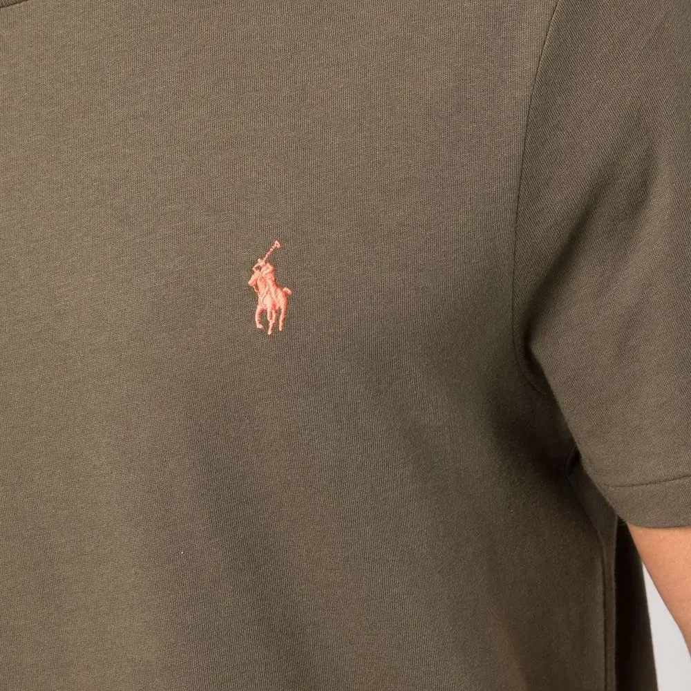 Футболка с вышитым логотипом