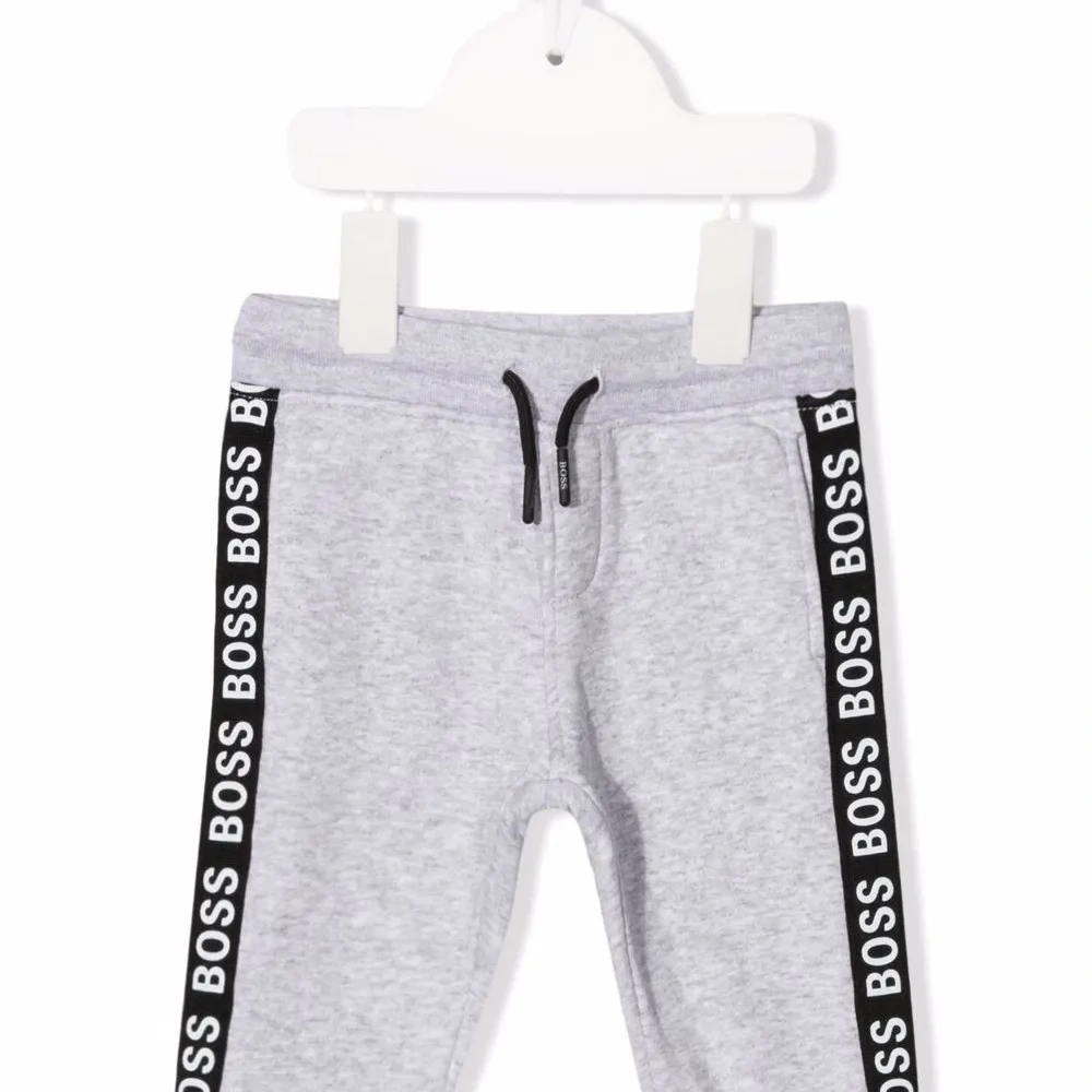 брюки с логотипом на лампасах