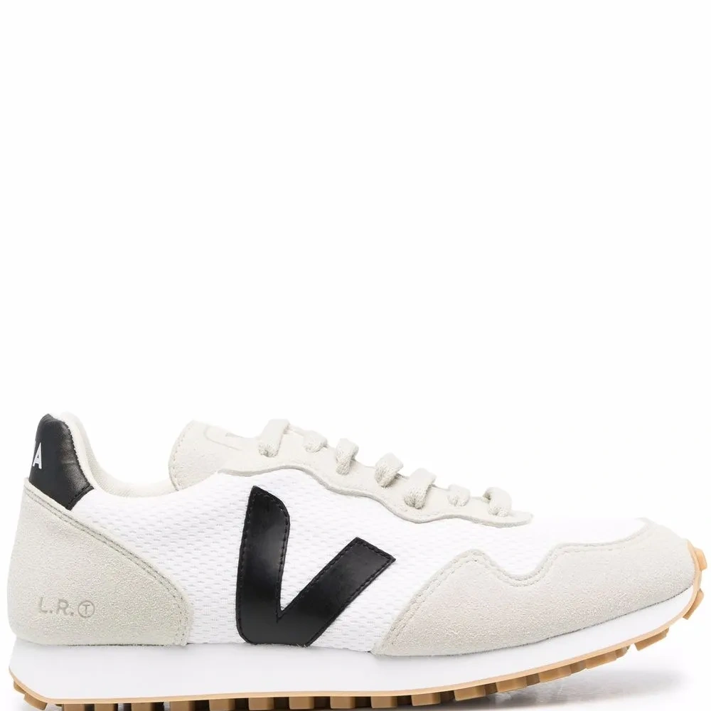 кроссовки с логотипом