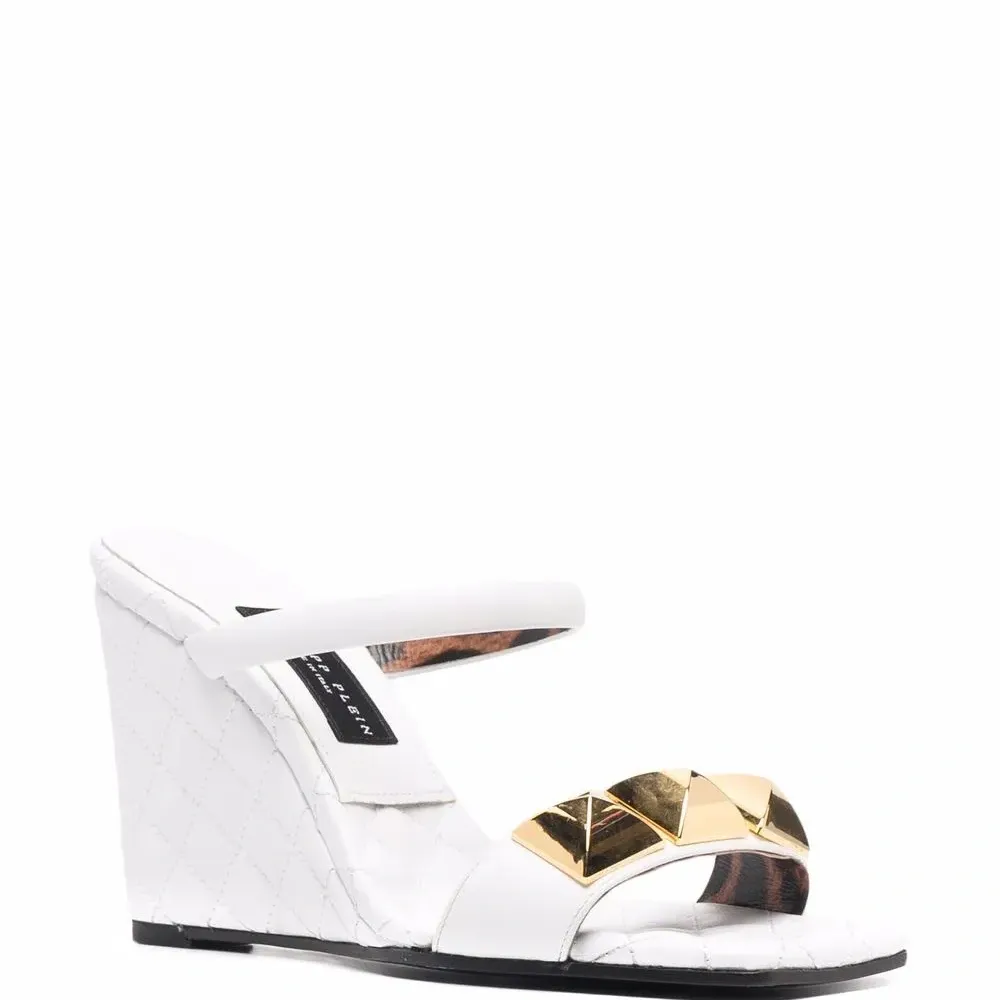 Стеганые босоножки на танкетке