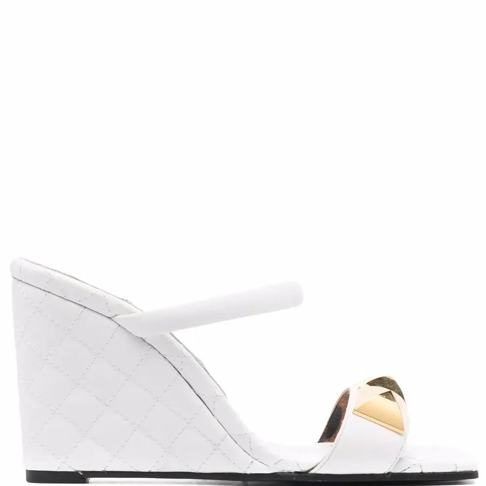 Стеганые босоножки на танкетке