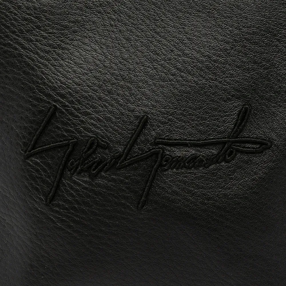 Сумка на плечо с вышитым логотипом