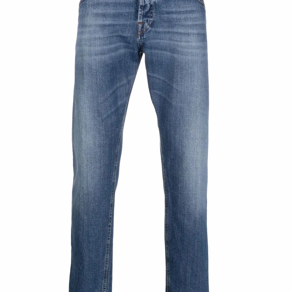 прямые джинсы с эффектом потертости